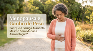 Uma mulher madura, com cabelos grisalhos e cacheados, vestindo um cardigã pêssego, está em pé em um jardim ensolarado. Ela tem uma expressão reflexiva e mantém a mão sobre a região abdominal. Ao lado esquerdo, um painel elegante com bordas douradas exibe o título do post: 'Menopausa e Ganho de Peso', seguido do subtítulo: 'Por Que a Barriga Aumenta Mesmo Sem Mudar a Alimentação?